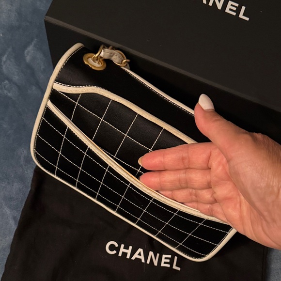 CHANEL Black and White Quilted Shoulder Bag with Gold Chain - Picture 5 of 15